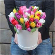 Шляпная коробка из разноцветных тюльпанов Шляпная коробка из разноцветных тюльпанов